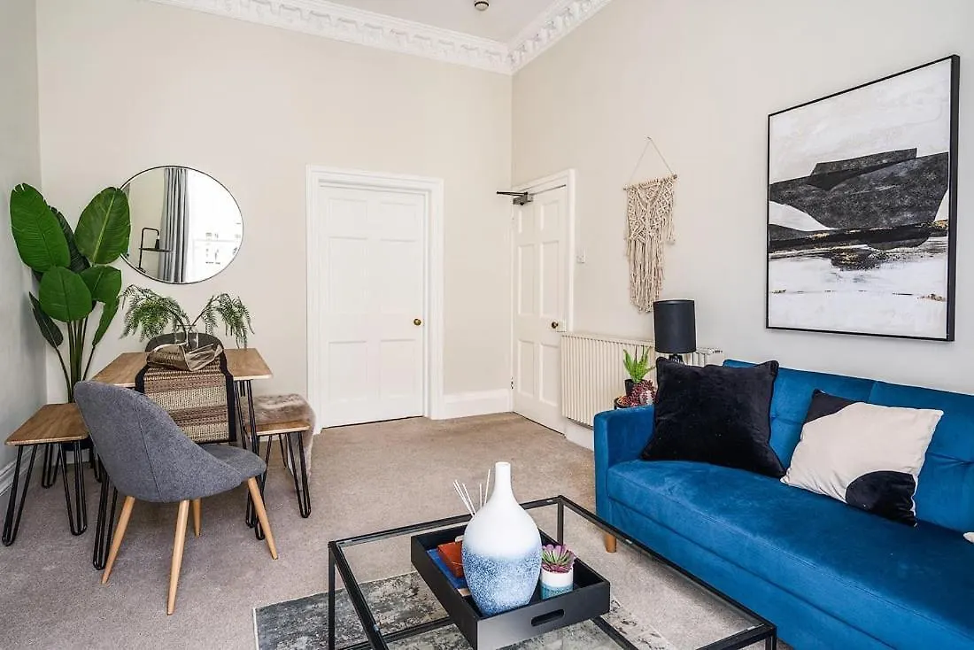 Brand New Listing Beautiful 2 Bedroom Apartment Bath 0*,  United Kingdom